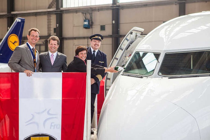 Beste Wünsche, beste Stimmung: Annette Wunder-Schönung tauft den Airbus A319 auf den Namen ‚Lorsch‘.